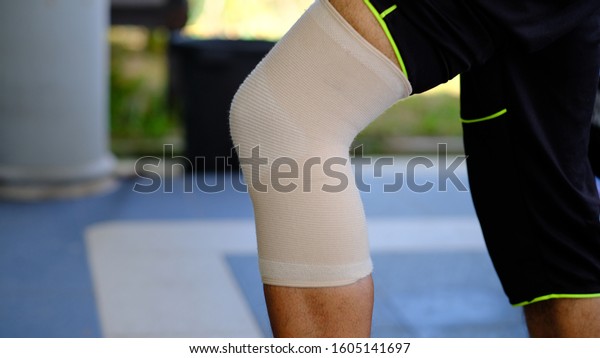 Comfort Protective Knee Support\
provides pain relief and protection to weak or injured knee\
joint.