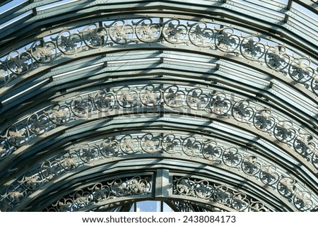 A commercial building ornemental ceiling