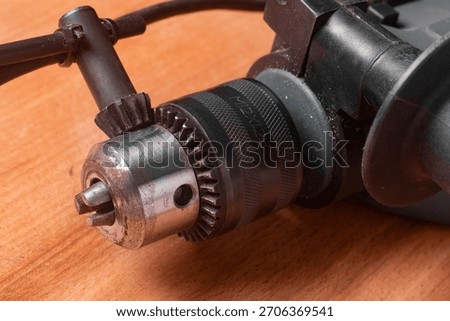 Common lockable drill chuck with its key.