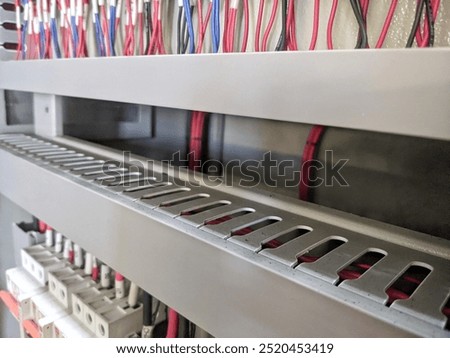 Communication data and power supply cables are neatly arranged in a tray