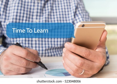 COMMUNICATION TECHNOLOGY CONCEPT: TIME TO LEARN WORD ON CHAT BUBBLE