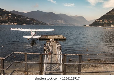 Como, Lombardy,  Italy, Oktober 2017, A Cessna, Single Engine Piston Seaplane, Is Moored At The Pier Of The Aero Club Como And Occupied By Birds (sitting On The Wings) - Lake Como 