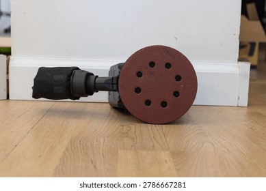 Compact random sander and sanding disc prepared for wood polishing