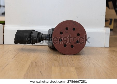 Compact random sander and sanding disc prepared for wood polishing
