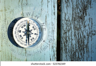 Kompass auf dem alten Holztisch, finden Sie das richtige Richtung-Konzept, flache Draufsicht