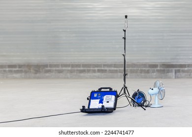 Complete air sampling device with pump, stand, thoracic selector head and fan, designed to count airborne asbestos fibres