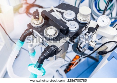 Component of the anesthetic breathing apparatus with absorber and sensors located in the operating room.Gas exchange unit of general anesthesia machine.Medical corrugate tube circuit technology. Imagine de stoc © 