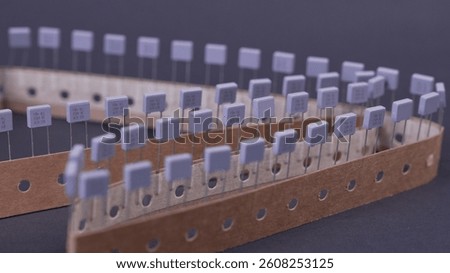 Component electronic ceramic condensator through the hole technology