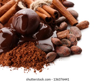 Zusammensetzung von Schokoladensüßen, Kakao und Gewürzen einzeln auf Weiß