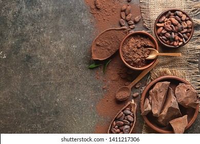 Composición con polvo de cacao y chocolate sobre fondo oscuro