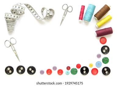 composition avec outils de couture colorés et accessoires découpés et isolés dans un cadre blanc avec ciseaux, boutons et mesure sur bande