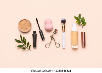 Composición con cosméticos y accesorios de maquillaje sobre fondo rosa Foto de stock