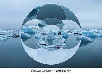 Zusammensetzung einer vereisten Landschaft mit Eisberg und Meer, die in symmetrische geometrische Figuren zerlegt ist, wie in einem Prisma. Abstraktes Konzept in kalten Farben. Landschaft in geometrischer Zusammensetzung, Kaleidoskop
