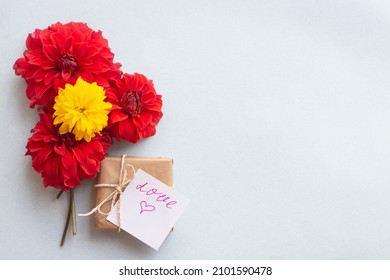
A composition of red flowers and a note with the text 