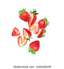 Die Zusammensetzung von Erdbeeren auf weißem Hintergrund. Erdbeeren in Stücke schneiden mit Kopienraum. Frische natürliche Erdbeere einzeln. Erdbeerscheiben in der Luft fliegen