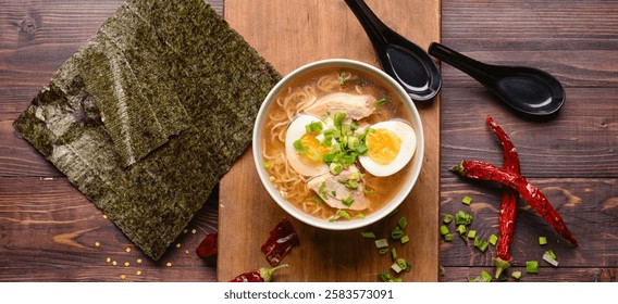 Composición con sabrosa sopa de fideos ramen sobre fondo de madera, vista superior