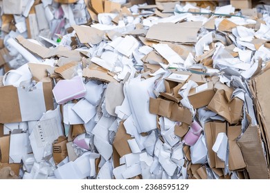 Pilas comprimidas de papel de desecho reciclable, cartón y película plástica juntas antes de clasificarlas en la planta de reciclado. Marco completo, cierre
