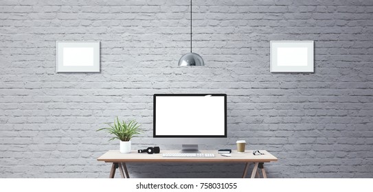 Computeranzeige und Bürowerkzeuge auf dem Schreibtisch. Desktop-Computerbildschirm einzeln. Moderner kreativer Arbeitsplatz-Hintergrund. Vorderseite.