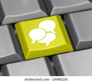 Computer key en yellow - text balloon suggesting social media 