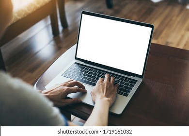 Computer-Muster-Blankobildschirm mit weißem Hintergrund für Werbung, Handarbeit von Frauen mit Laptop-Kontaktinformationen auf dem Schreibtisch im Coffee Shop.Marketing und kreatives Design