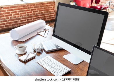 Computer mockup on a wooden table