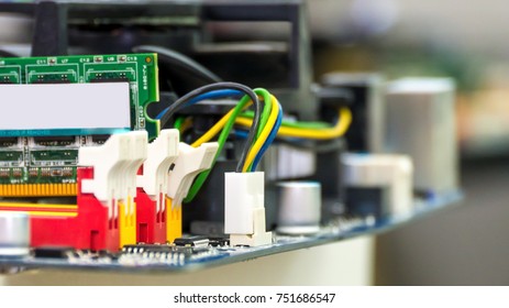 Computer plateau, colored wires, capacitor