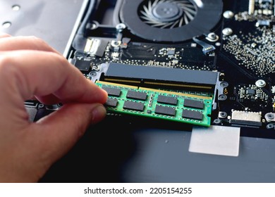 Computer Repair, Notebook Repair, Use Hand To Change RAM Put Ram In Notebook Machine Transmission Device