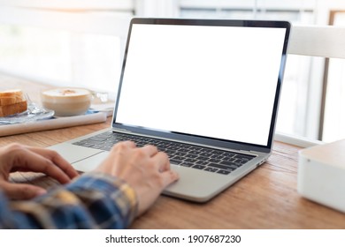 Blankomuster auf dem Computerbildschirm.handwerkliche Frau, die mit einem Laptop mit weißem Hintergrund arbeitet, sich mit Informationen zur Unternehmenssuche auf dem Schreibtisch in der Coffee Shop.Marketing und kreatives Design in Verbindung setzen
