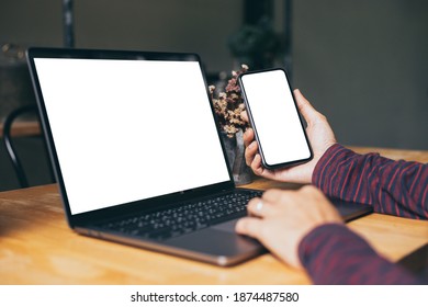 Computer-Bildschirm,Handy Blankomock up.hand Frau arbeiten mit Laptop-SMS-Handy. mit weißem Hintergrund für Werbung, Kontaktaufnahme mit Geschäftsinformationen auf dem Schreibtisch in cafe.marketing,Design