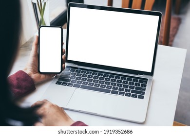 Computerbildschirm, Handy Blankomock up.hand Arbeit mit Laptop-Textnachrichten Mobile.mit weißem Hintergrund für Werbung,Kontaktieren Sie die Business-Suche Informationen auf dem Schreibtisch in Cafe.marketing,Design