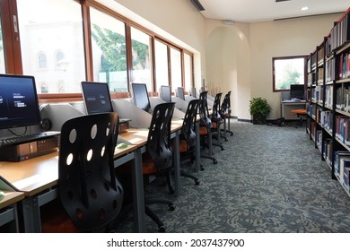 Computer Station At University College Library With Seating Area. Computer Zone On Desk In University, College And Public Library. Empty Kid Computer Station Area. No People. - Goa India - May 2021