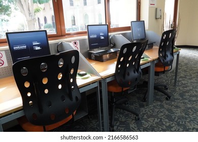 Computer Station At University College Library With Seating Area. Computer Zone On Desk In University, College And Public Library. Empty Kid Computer Station Area. No People. - Goa India - May 2021