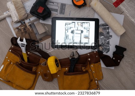 Computer Tablet Showing apartment Illustration Sitting On House Plans. tools Foto stock © 