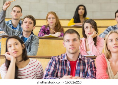 Konzentrierte Studierende im Vorlesungssaal