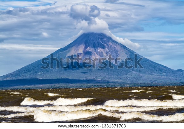 ニカラグアのオメテペ島 コシボルカ湖 中米のコンセプシオン火山 の写真素材 今すぐ編集