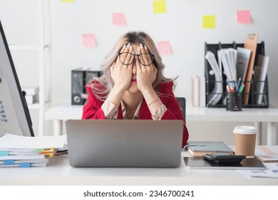 Concept Burnout Syndrome. Asian business Woman feels uncomfortable working. Which is caused by stress, accumulated from unsuccessful work And less resting body. Consult a specialist psychiatrist.