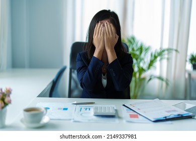 Concept Burnout Syndrome. Business Woman feels uncomfortable working. Which is caused by stress, accumulated from unsuccessful work And less resting body. Consult a specialist psychiatrist.