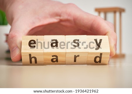 The concept of changing the degree of difficulty is easy and hard on wooden cubes.