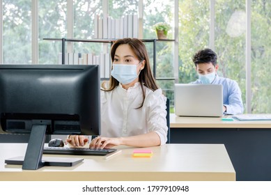 Concept Corporate Couple Business People, Businessman Confident With Facemask And Employees Beautiful Office Woman Are Present Talking About A New Financial Company's Project. Professional Teamwork. 