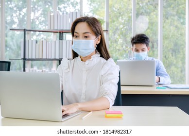 Concept Corporate Couple Business People, Businessman Confident With Facemask And Employees Beautiful Office Woman Are Present Talking About A New Financial Company's Project. Professional Teamwork. 