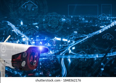 Konzept der digitalen Technologie 4.0,5G-Signal für drahtloses Netzwerk, Überwachung der CCTV-Kamera, intelligente von künstlichen oder AI-Systemen bei Nacht und Bildschirm zur Überwachung der Sicherheit von Straßen und Menschen und Stadt 