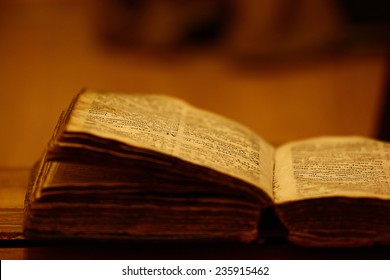 Livre Ancien Ouvert Images Photos Et Images Vectorielles De Stock Shutterstock