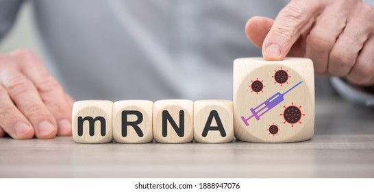 Konzept von mRNA-Impfstoffen auf hölzernen Würfeln
