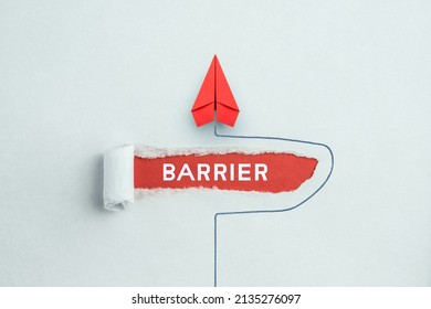 Konzept der Überwindung von Barrieren, Ziel, Ziel. rotes Papierflugzeug
