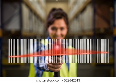 Konzept Foto einer Frau, die einen Barcode mit einem Handscanner in einem Lagerhaus durchsucht. Rückverfolgbarkeit, FIFO, LIFO, just in time concept photo.