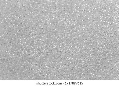 El concepto de gotas de lluvia que caen sobre un fondo gris Abstracto superficie blanca mojada con burbujas en la superficie Agua pura realista gotas de agua para el diseño creativo de pancartas