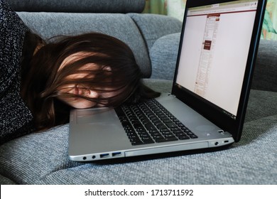 El concepto de trabajo remoto desde casa, la chica puso su cabeza en la laptop y descansa, problemas en el trabajo, en cuarentena sin trabajo. Joven cansada de trabajo remoto, espacio de copia, banner
