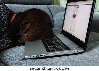 El concepto de trabajo remoto desde casa, la chica puso su cabeza en la laptop y descansa, problemas en el trabajo, en cuarentena sin trabajo. Joven cansada de trabajo remoto, espacio de copia, banner