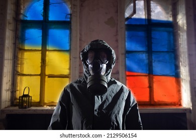 Concepto de las fuerzas rusas que capturan la planta de energía de Cernobyl. Persona con máscara de gas y la bandera ucraniana y rusa