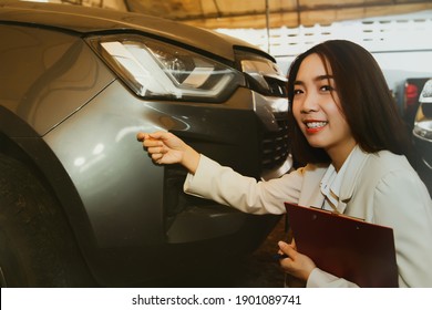 Concept Second Hand Car : Business Woman Or A Second-hand Car Salesperson Checks The Paint Finish And Safety Of The Gray Pickup Truck Structure To Ensure The Confidence Of Customers In The Showroom.